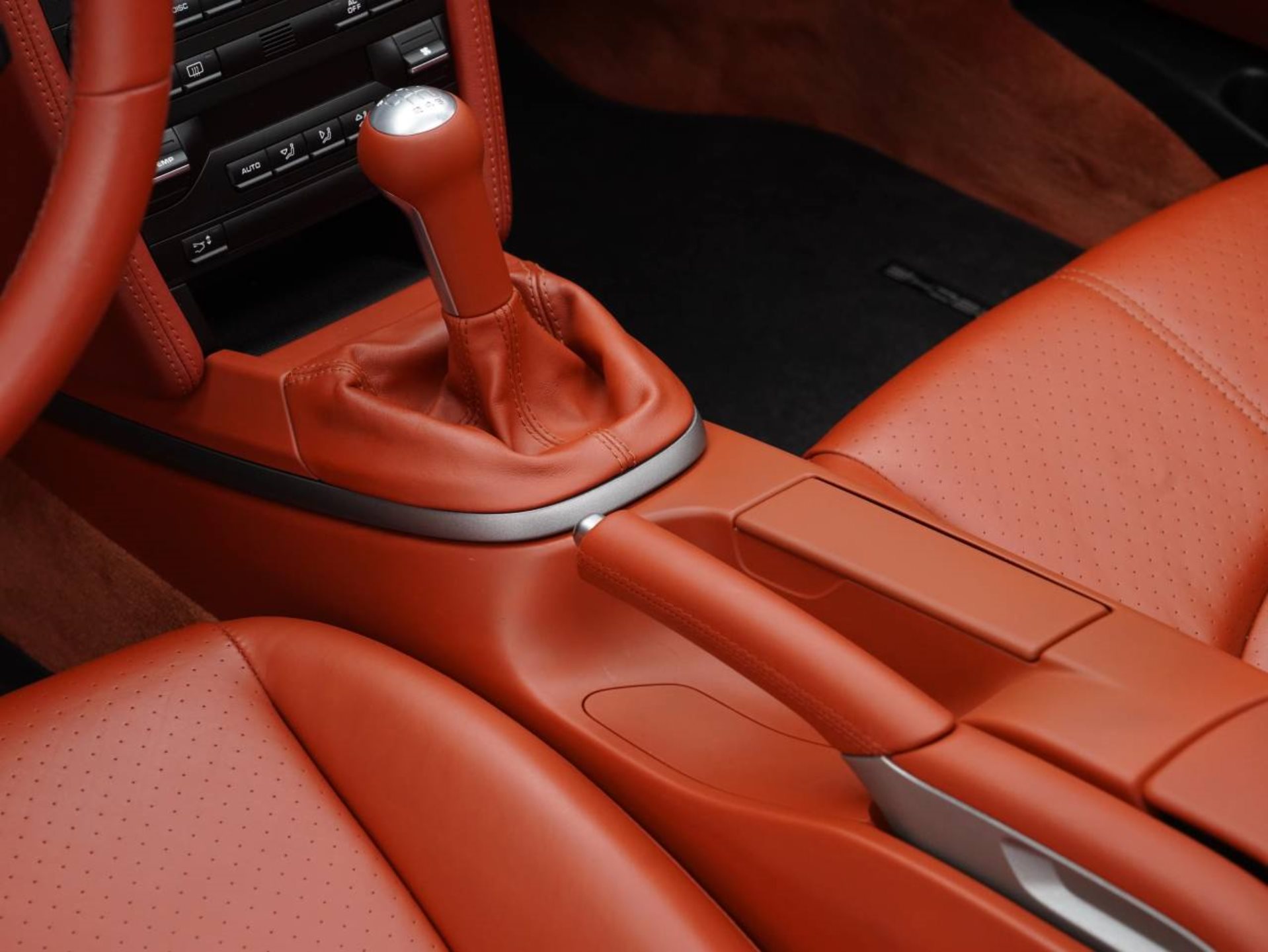 PORSCHE 911 Carrera Coupé-image-19