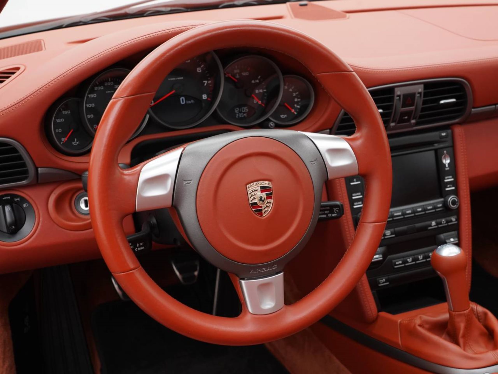 PORSCHE 911 Carrera Coupé-image-15