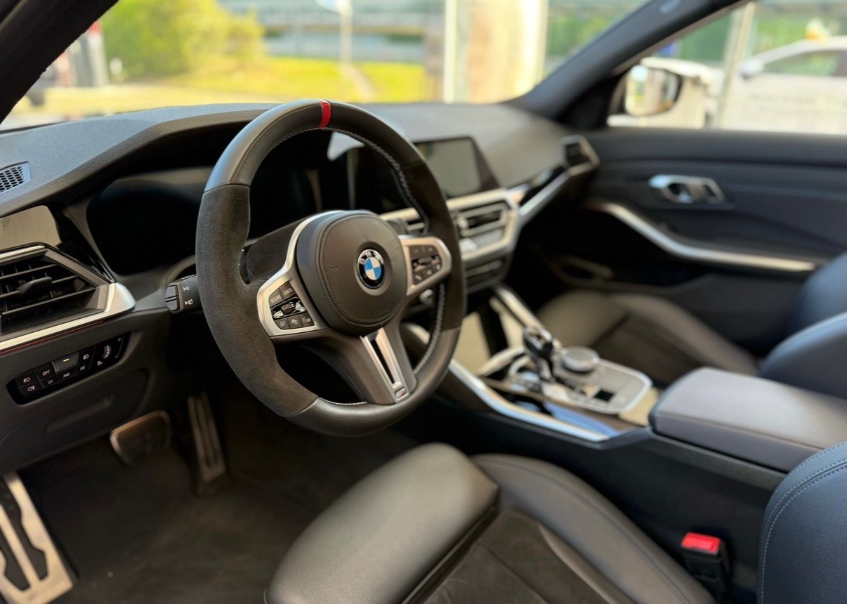 BMW 330i xDrive-image-3