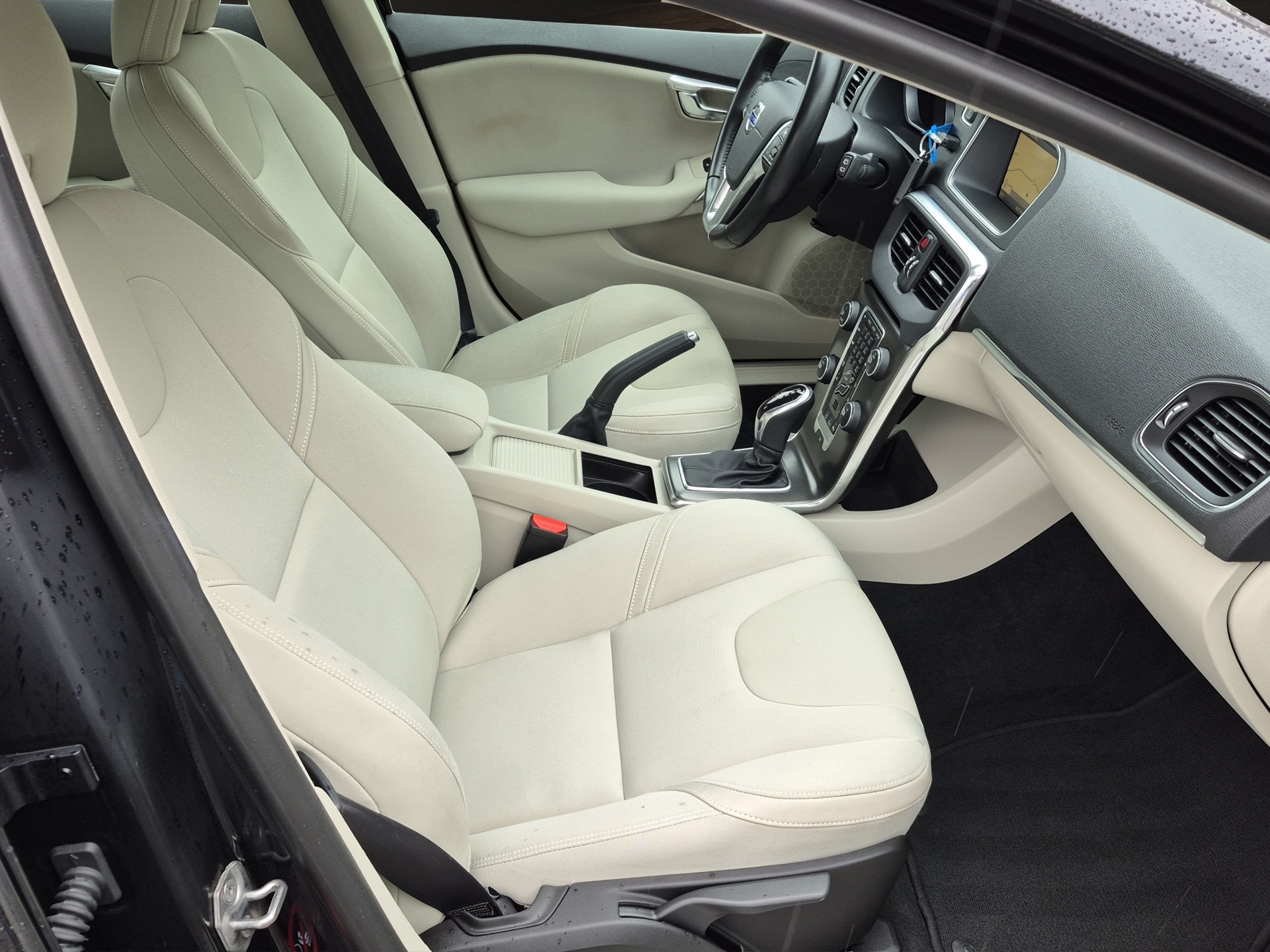 VOLVO V40 D3 R-Design Geartronic-image-13