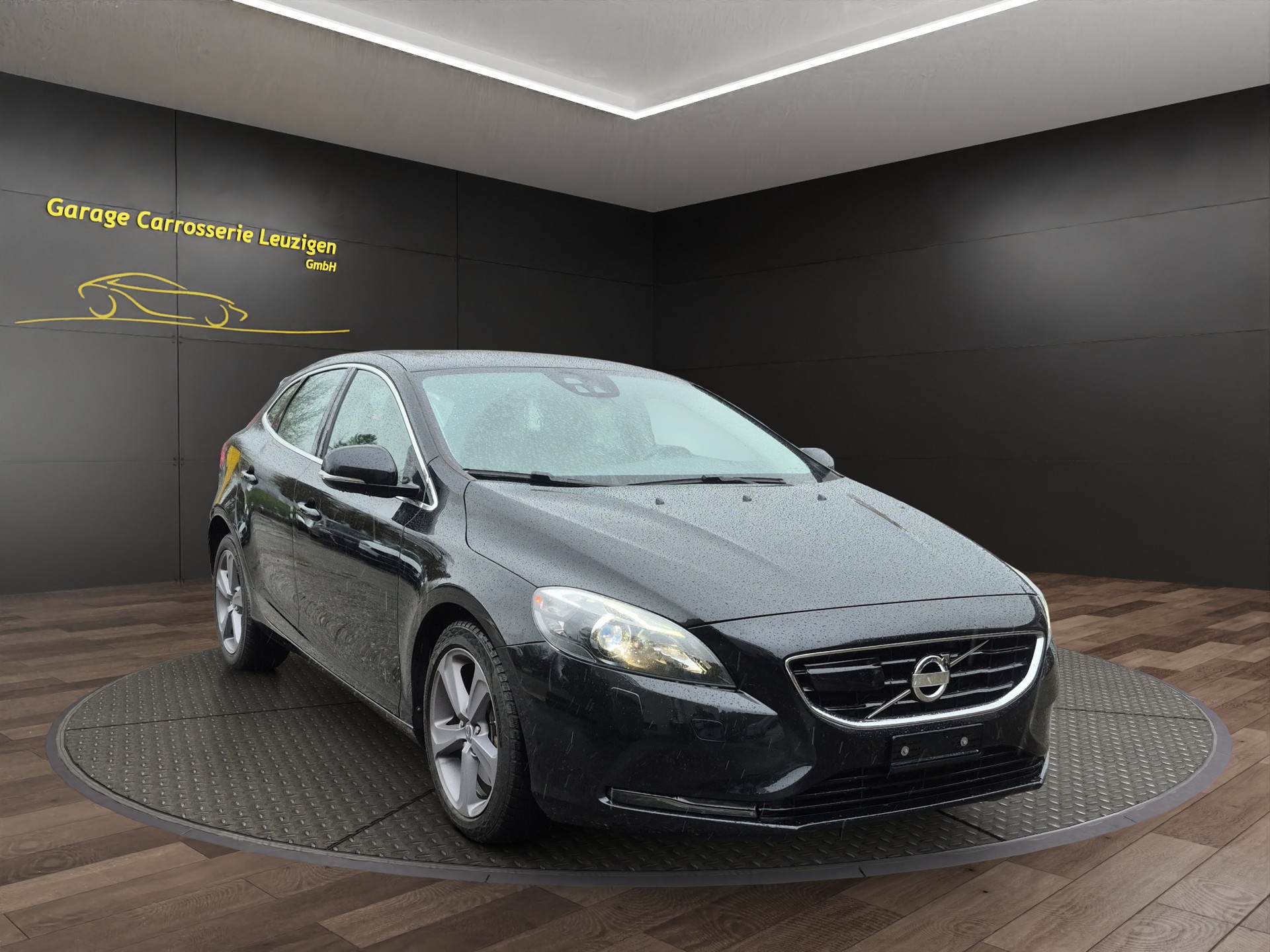 VOLVO V40 D3 R-Design Geartronic-image-0