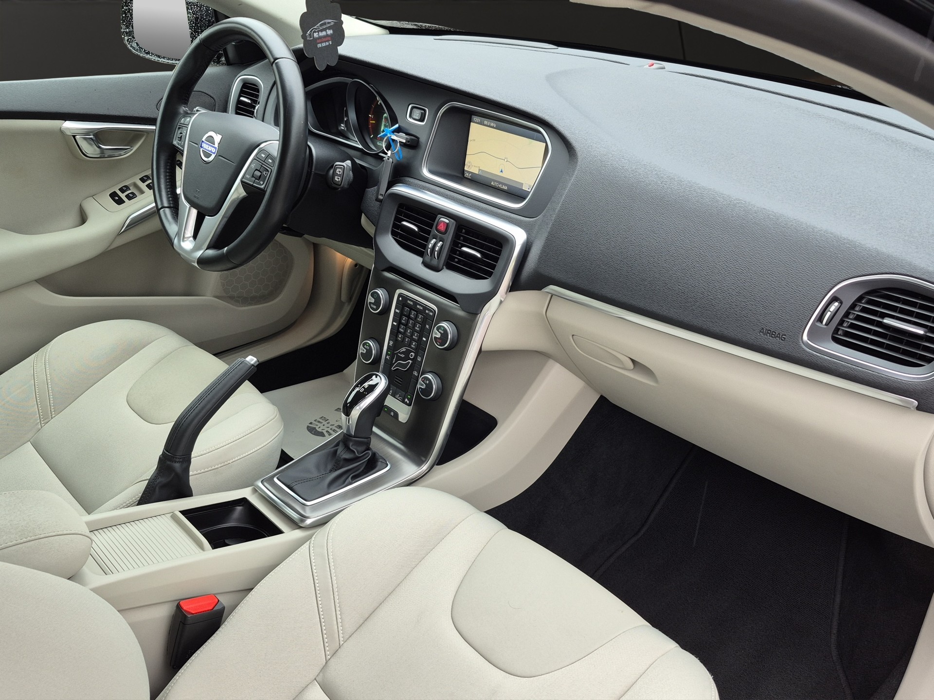 VOLVO V40 D3 R-Design Geartronic-image-14