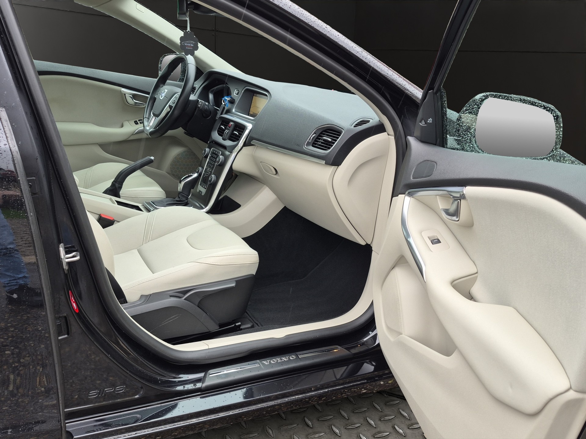 VOLVO V40 D3 R-Design Geartronic-image-15