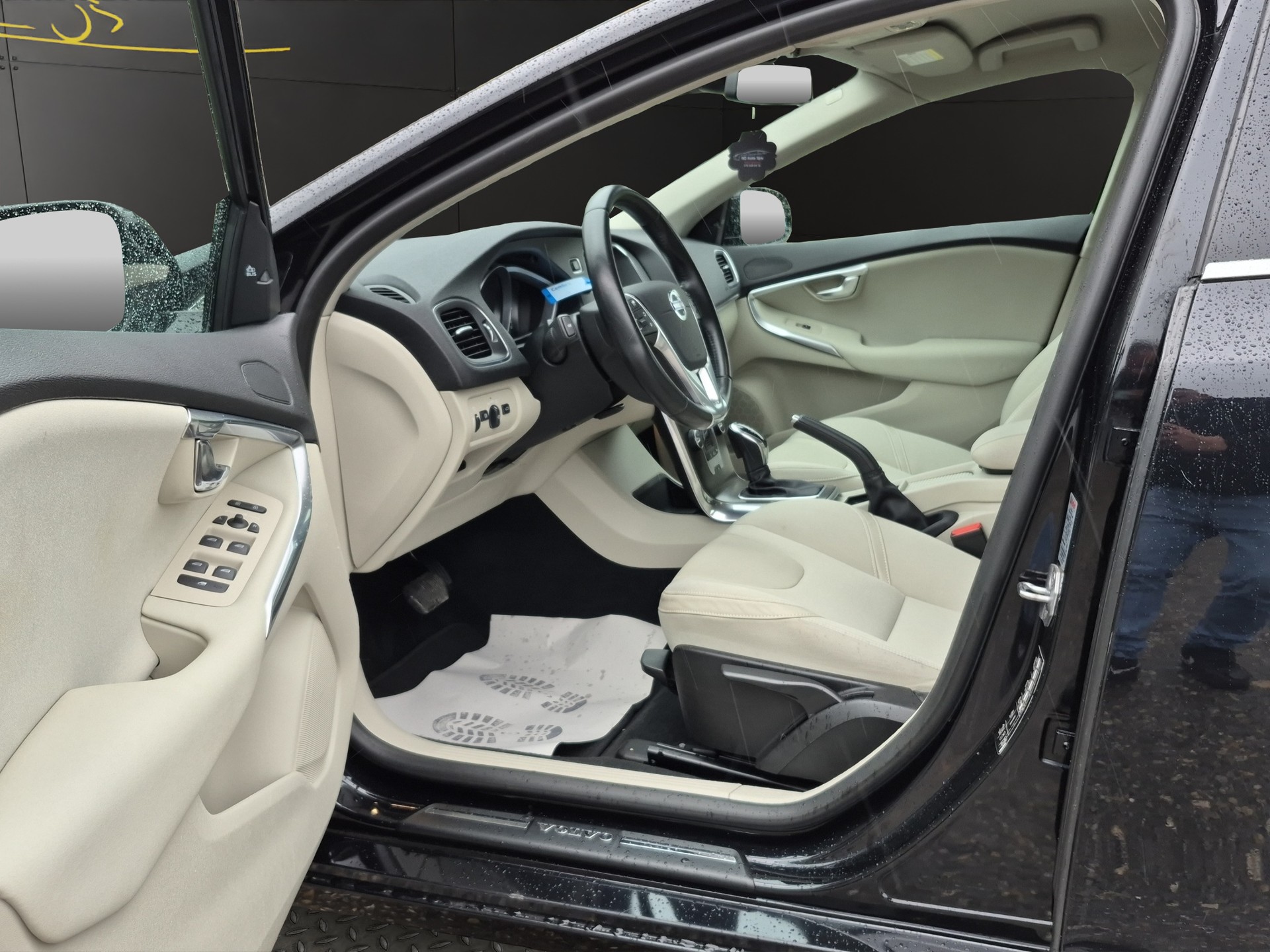VOLVO V40 D3 R-Design Geartronic-image-8