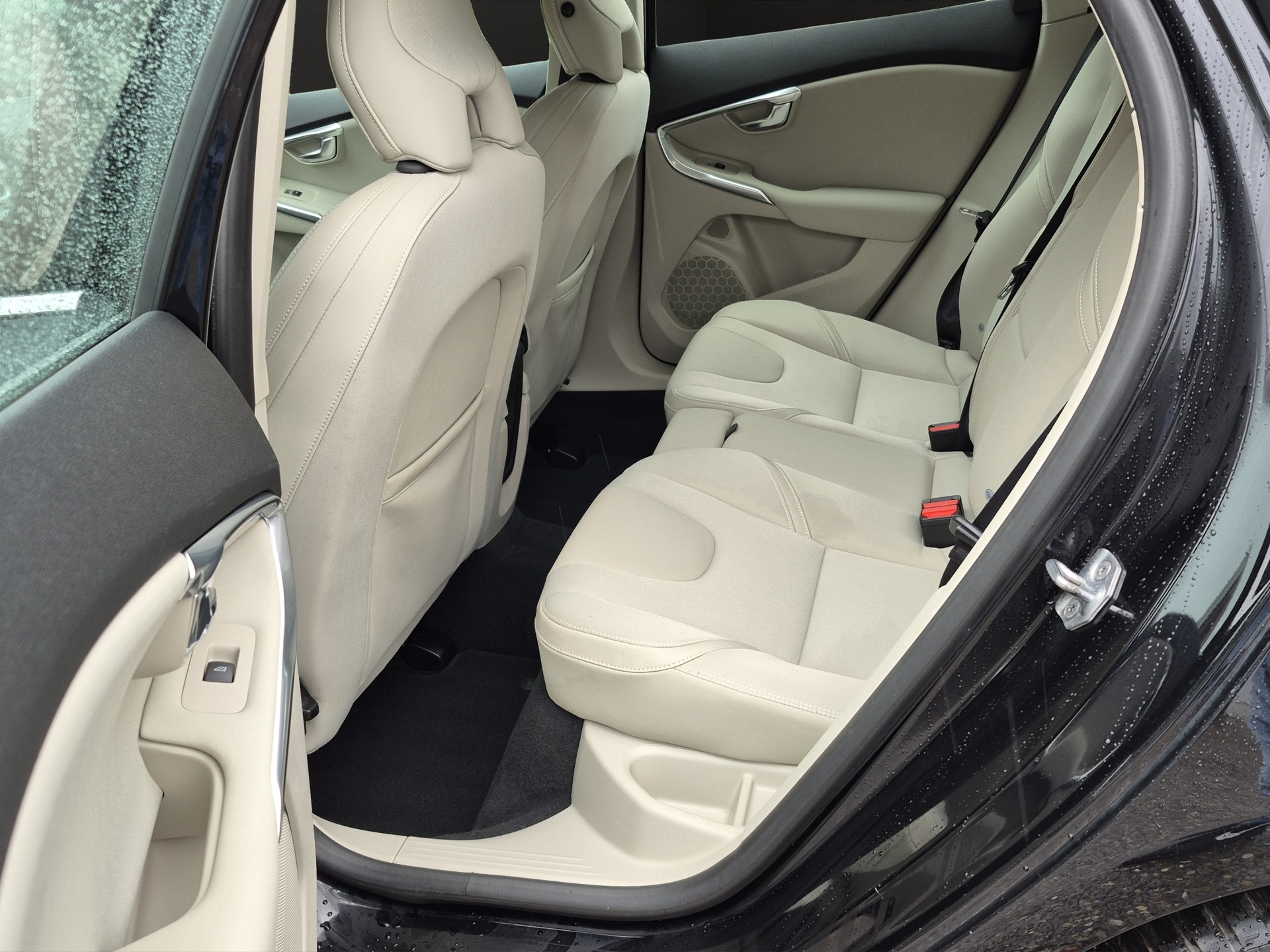 VOLVO V40 D3 R-Design Geartronic-image-12