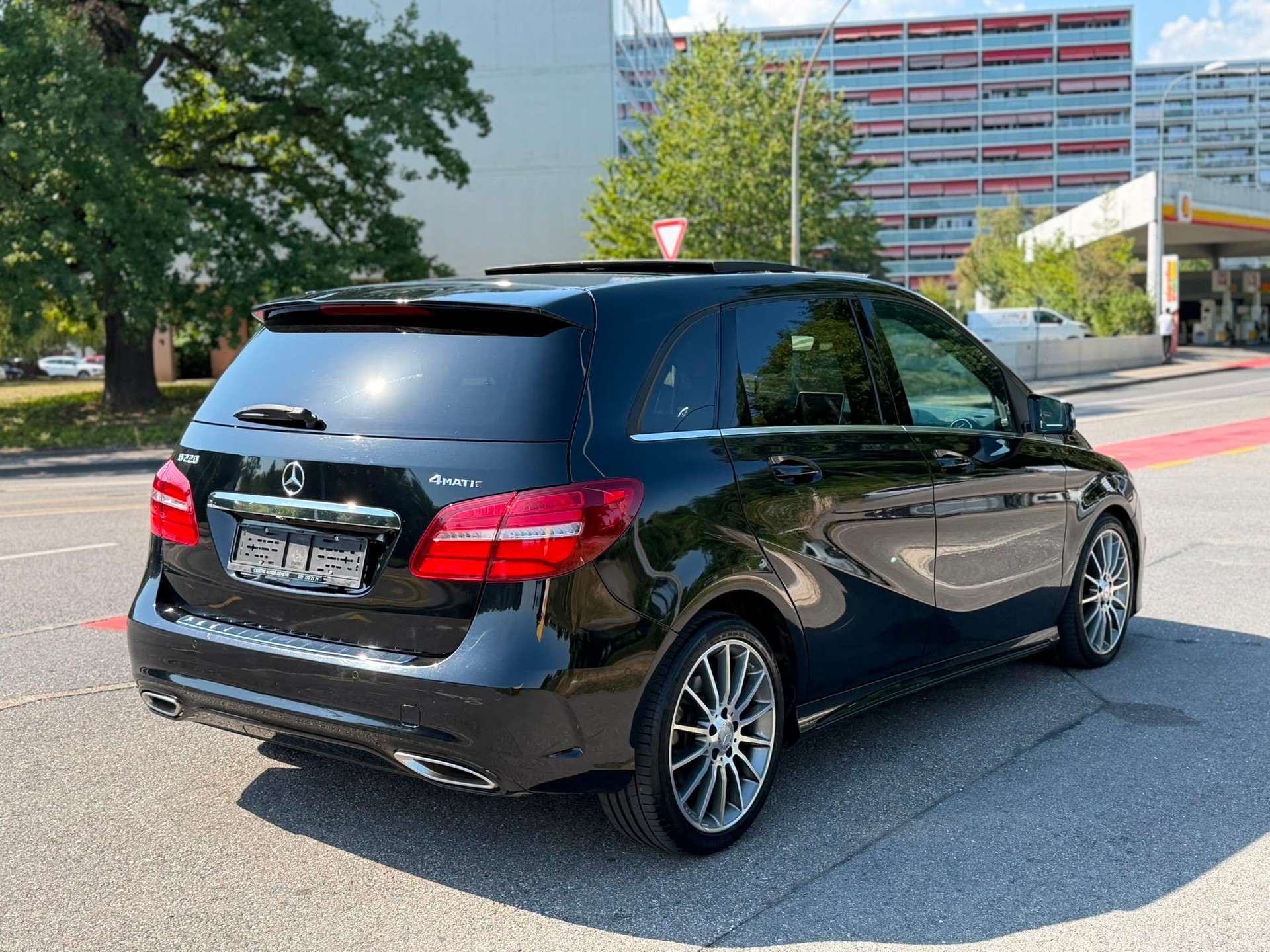MERCEDES-BENZ B 220 AMG Line 4Matic 7G-DCT-image-3
