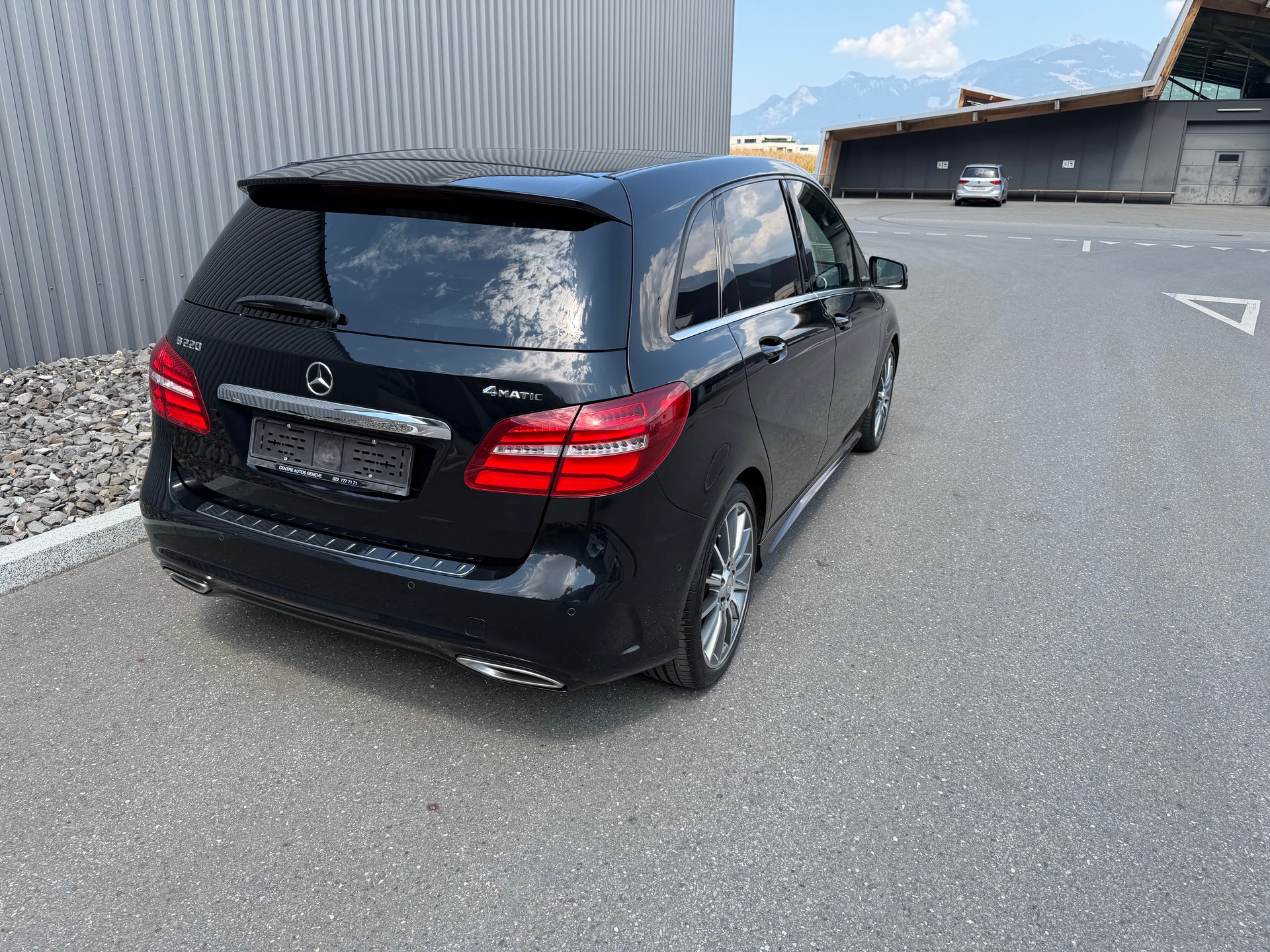 MERCEDES-BENZ B 220 AMG Line 4Matic 7G-DCT-image-5