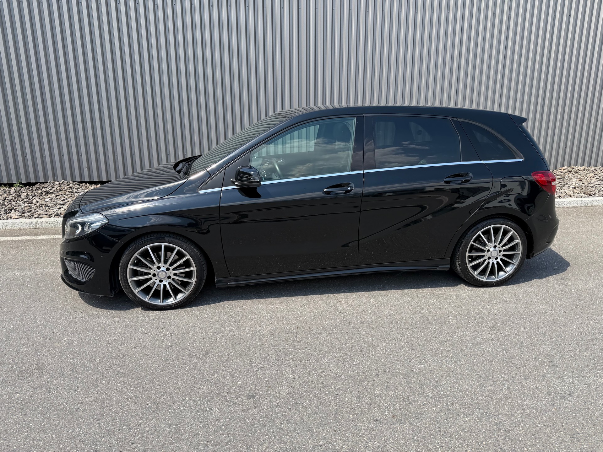 MERCEDES-BENZ B 220 AMG Line 4Matic 7G-DCT-showroom-element-1
