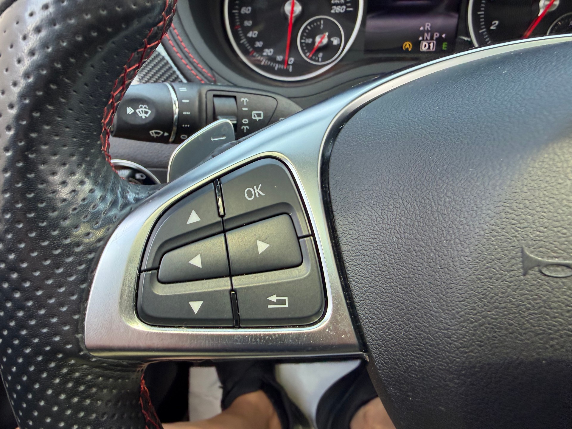 MERCEDES-BENZ B 220 AMG Line 4Matic 7G-DCT-image-36