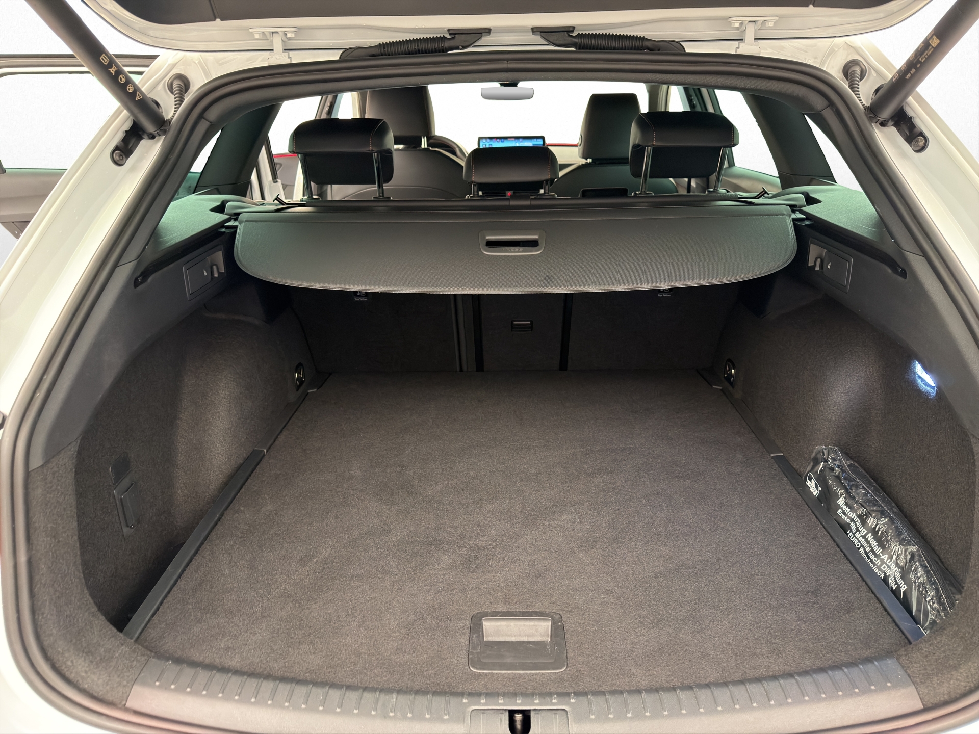 CUPRA Leon ST 1.5 eTSI DSG-image-12