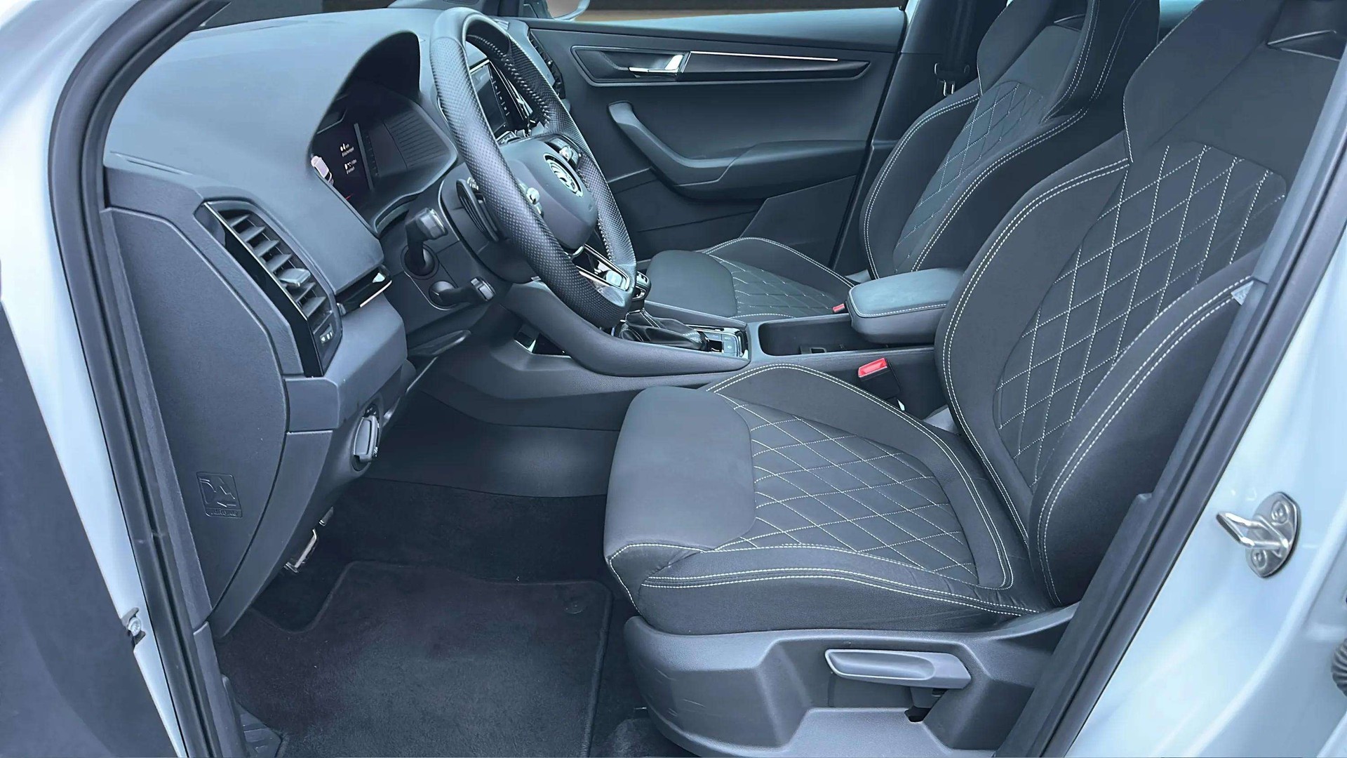 SKODA Karoq 2.0 TSI SportLine 4x4 DSG mit AHK & Standheizung-image-2
