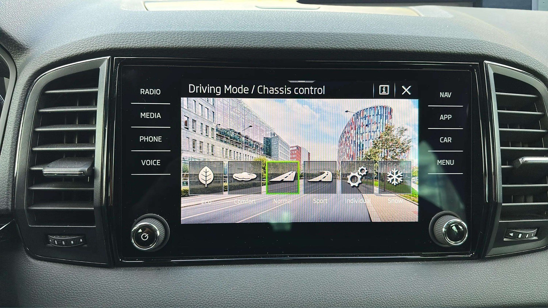 SKODA Karoq 2.0 TSI SportLine 4x4 DSG mit AHK & Standheizung-image-8