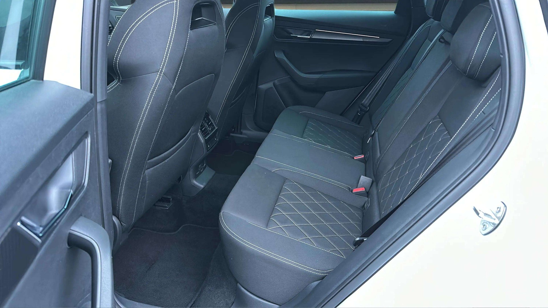 SKODA Karoq 2.0 TSI SportLine 4x4 DSG mit AHK & Standheizung-image-3