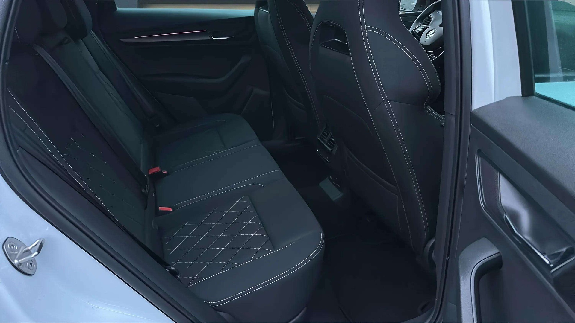SKODA Karoq 2.0 TSI SportLine 4x4 DSG mit AHK & Standheizung-image-4