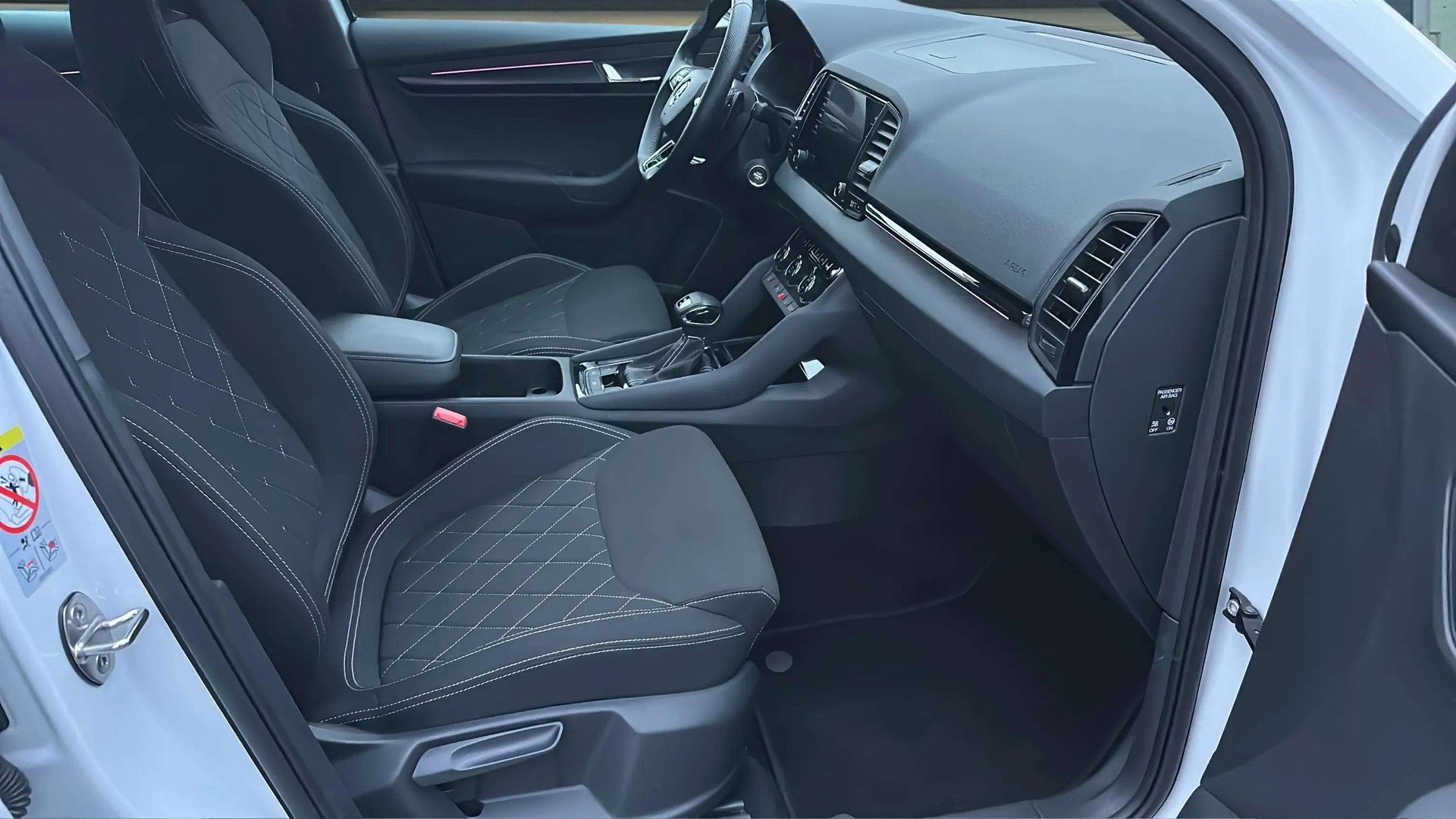 SKODA Karoq 2.0 TSI SportLine 4x4 DSG mit AHK & Standheizung-image-1