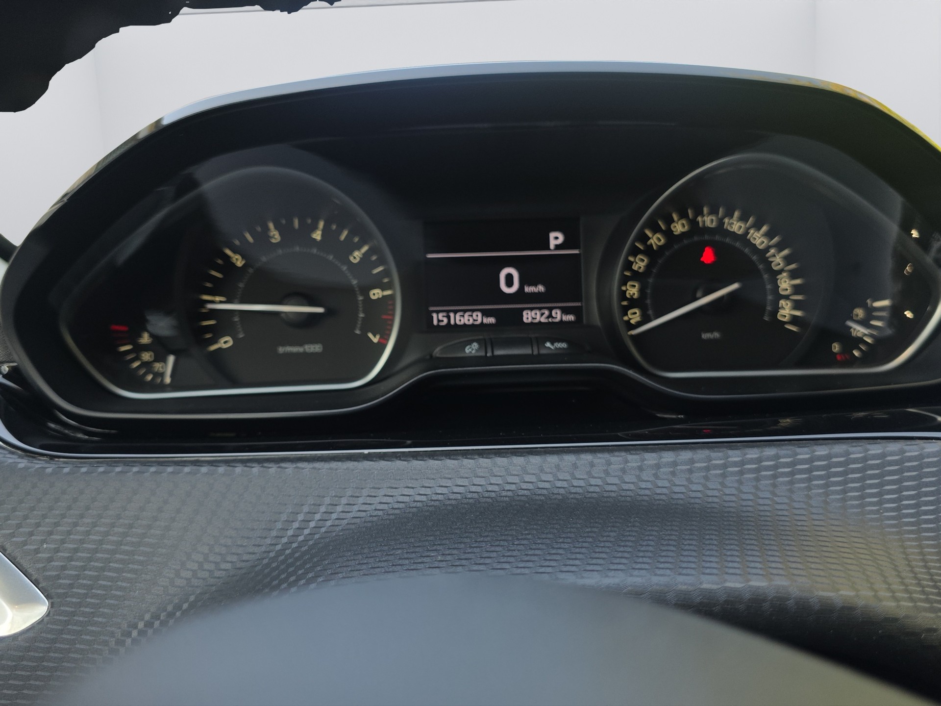PEUGEOT 208 1.2 PureTech Allure EAT6-image-12