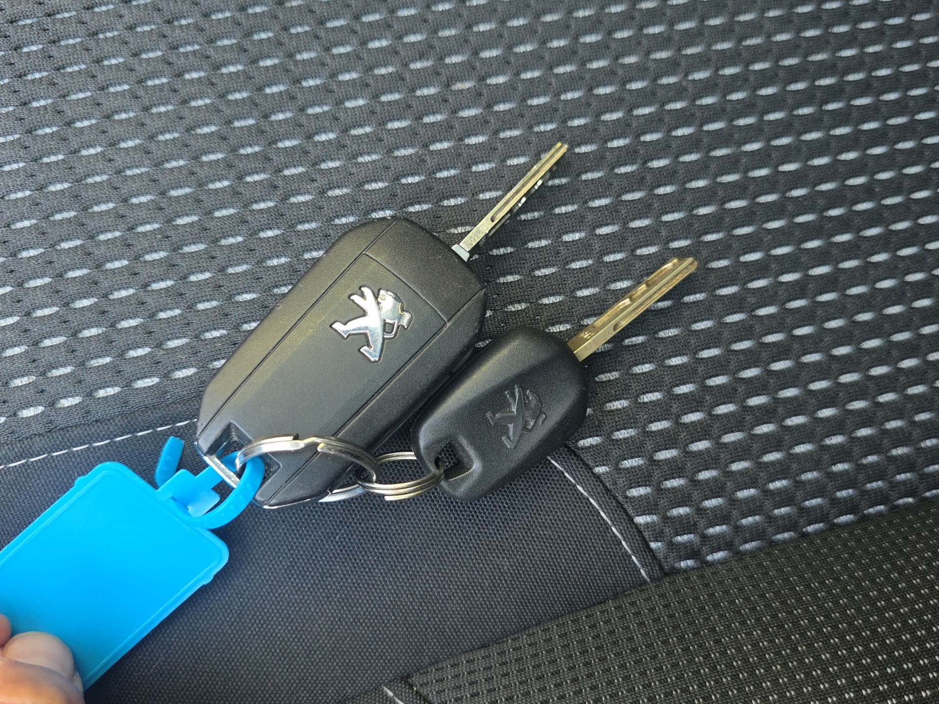 PEUGEOT 208 1.2 PureTech Allure EAT6-image-20