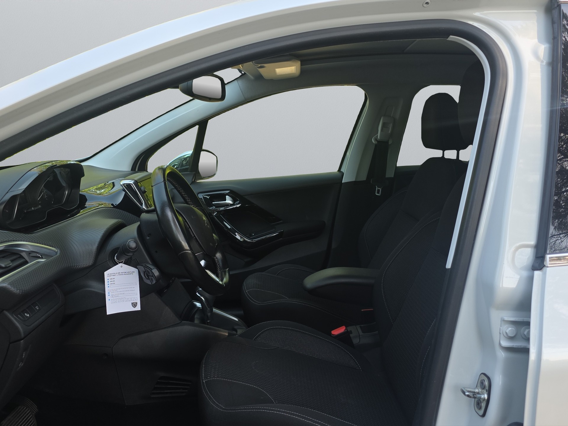 PEUGEOT 208 1.2 PureTech Allure EAT6-image-8