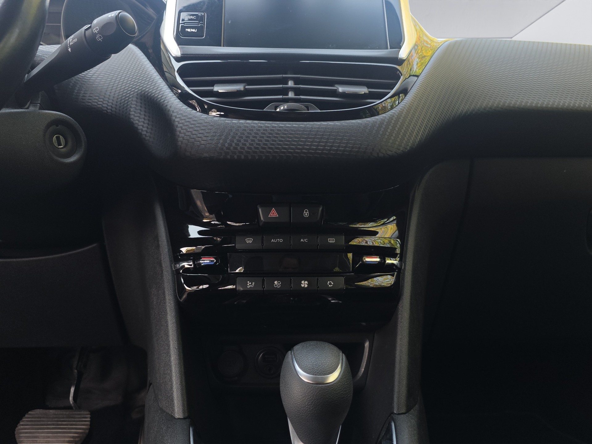 PEUGEOT 208 1.2 PureTech Allure EAT6-image-10