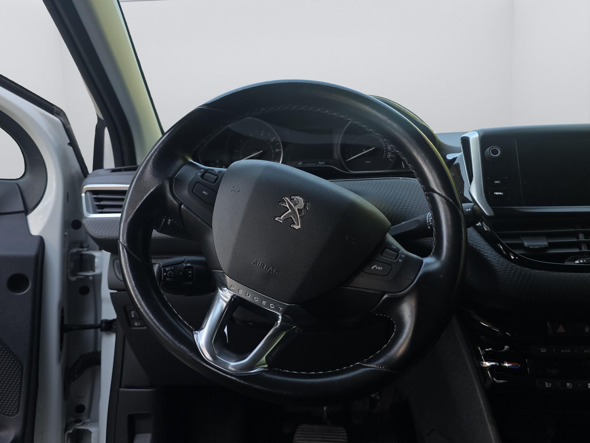 PEUGEOT 208 1.2 PureTech Allure EAT6-image-11