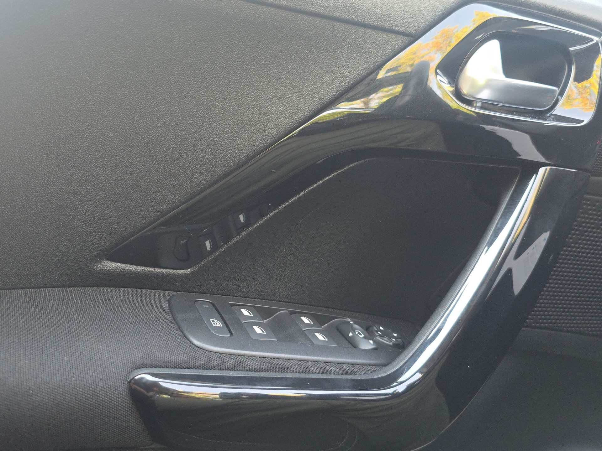 PEUGEOT 208 1.2 PureTech Allure EAT6-image-14