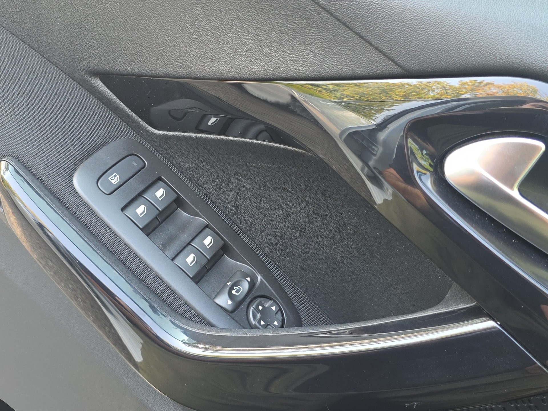 PEUGEOT 208 1.2 PureTech Allure EAT6-image-15
