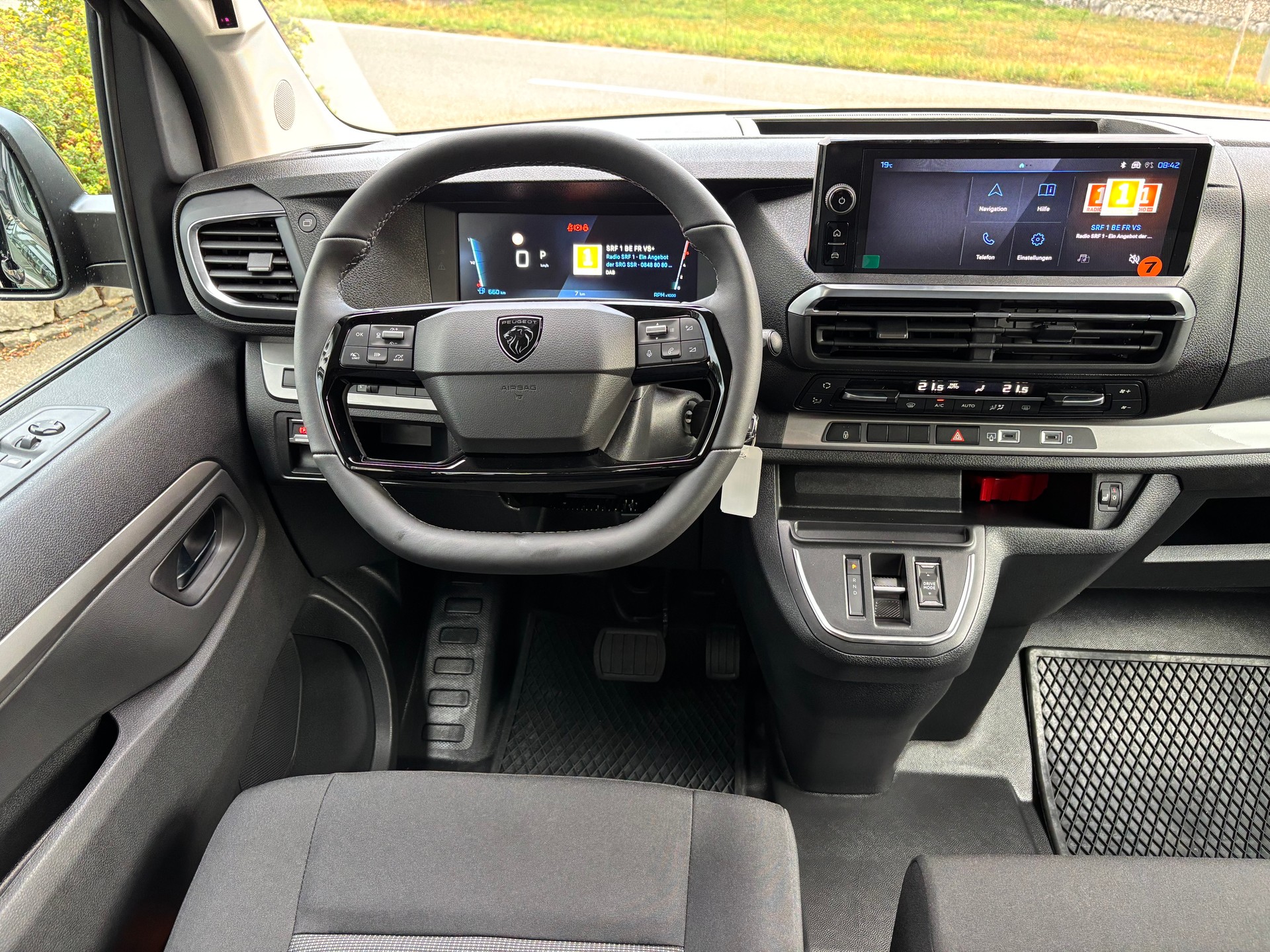 PEUGEOT Traveller Family Edition Standard EAT8-image-9