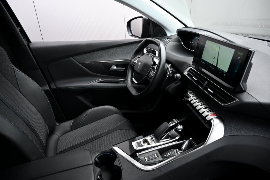 PEUGEOT 3008 300e Hybrid4 Allure Pack EAT8-image-6