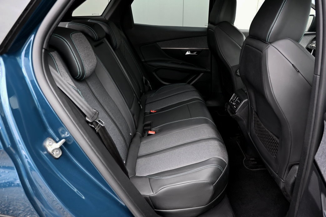 PEUGEOT 3008 300e Hybrid4 Allure Pack EAT8-image-7