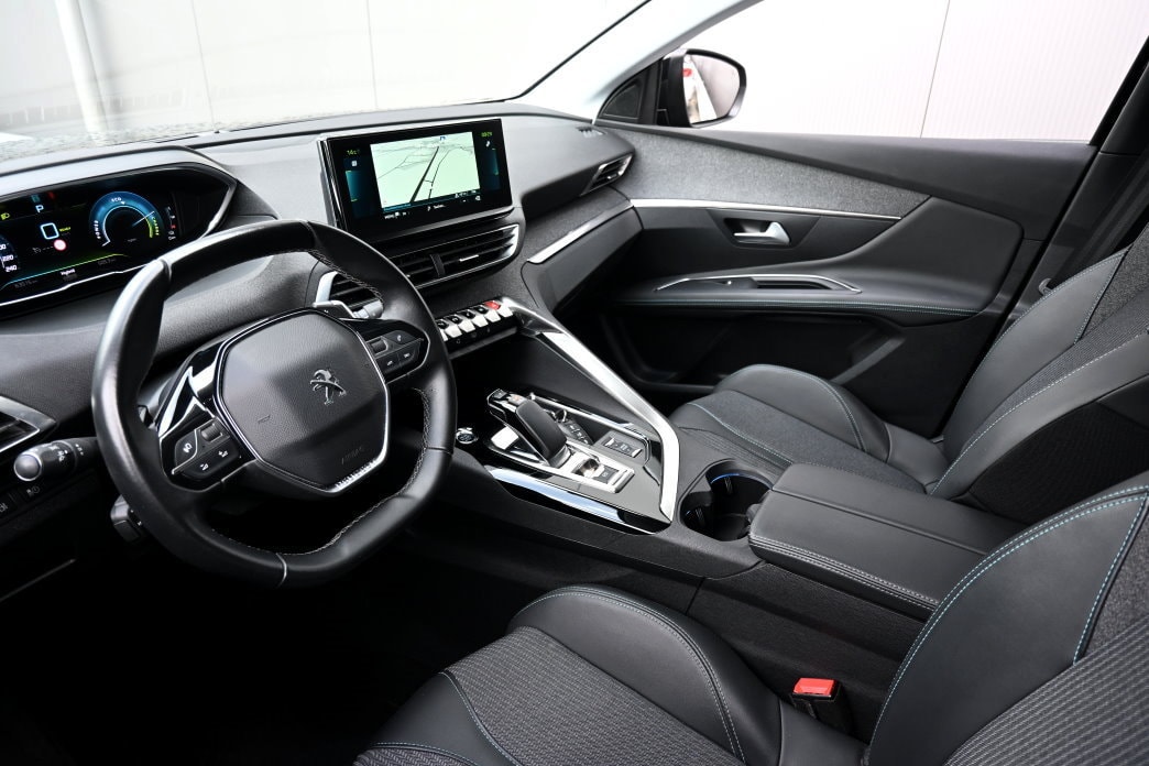 PEUGEOT 3008 300e Hybrid4 Allure Pack EAT8-image-8