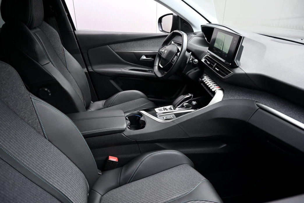 PEUGEOT 3008 300e Hybrid4 Allure Pack EAT8-image-4
