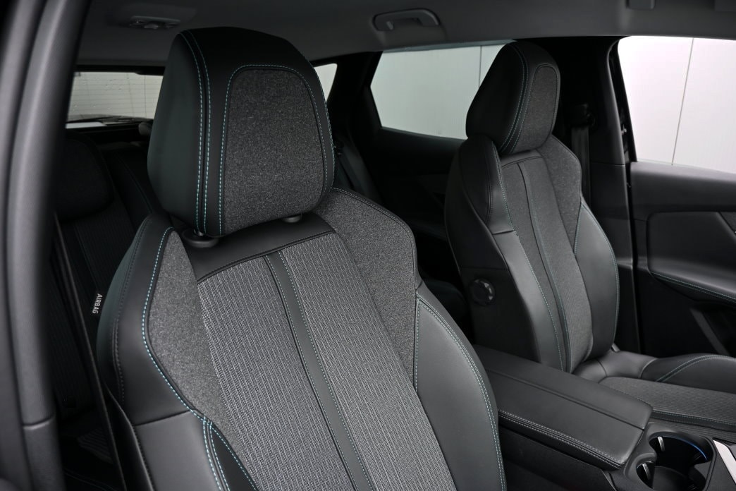 PEUGEOT 3008 300e Hybrid4 Allure Pack EAT8-image-5