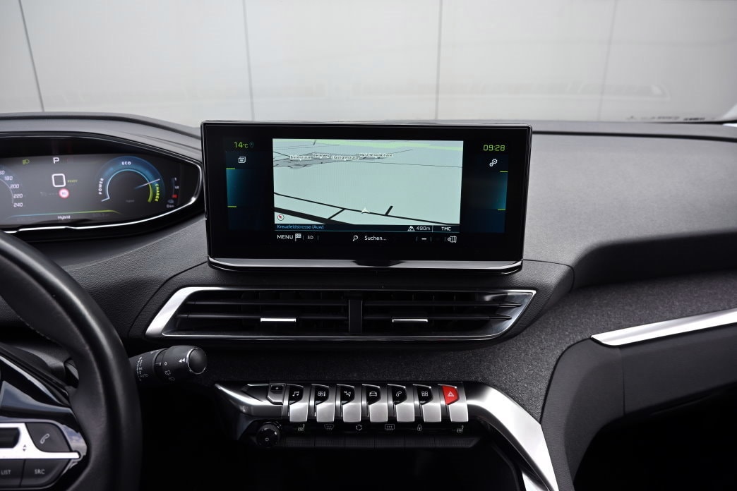 PEUGEOT 3008 300e Hybrid4 Allure Pack EAT8-image-11