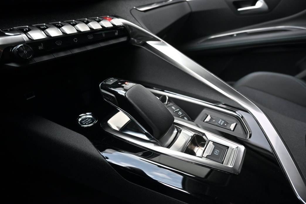 PEUGEOT 3008 300e Hybrid4 Allure Pack EAT8-image-9