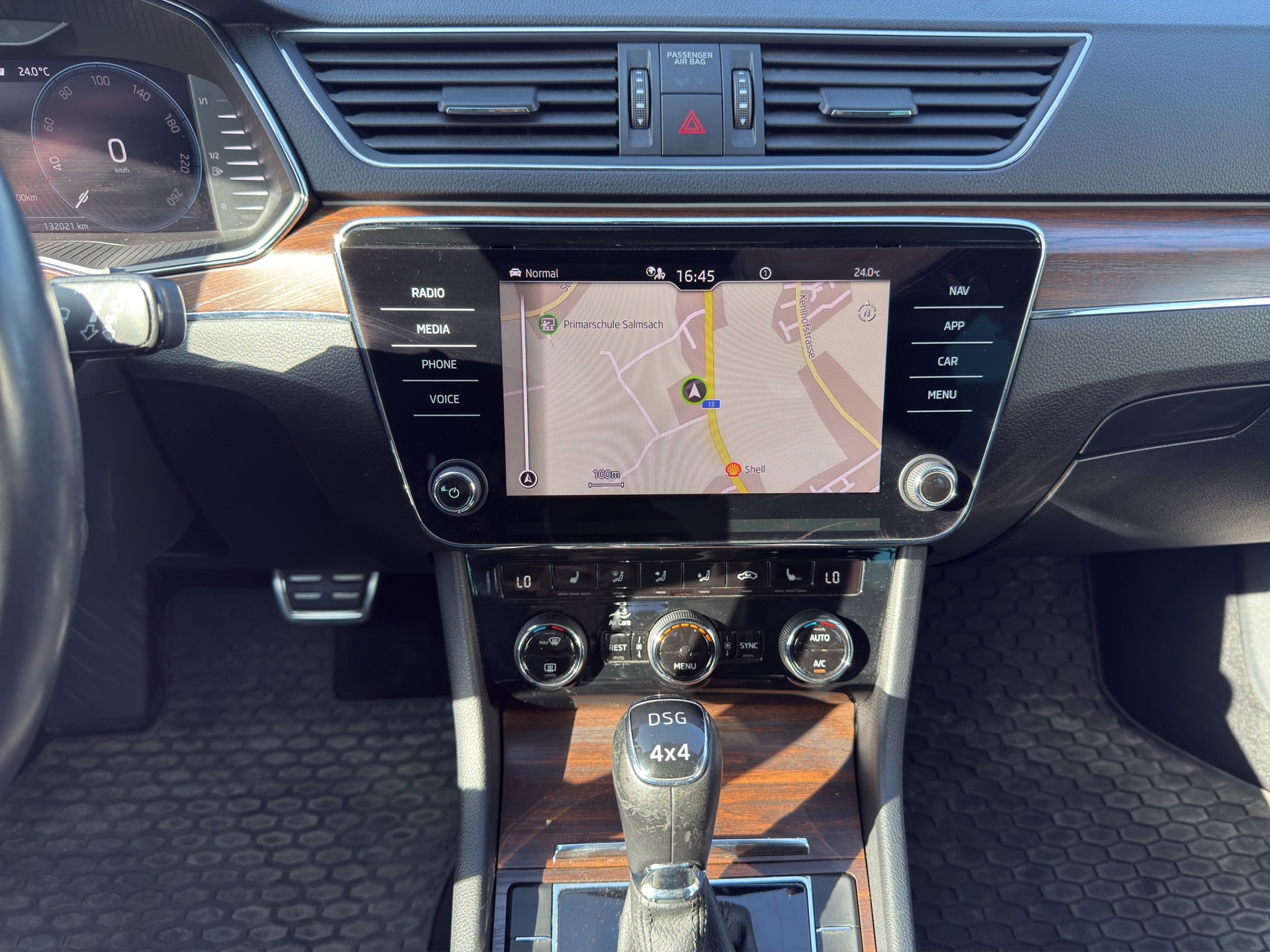 SKODA Superb 2.0 TDi Scout 4x4 DSG-image-20