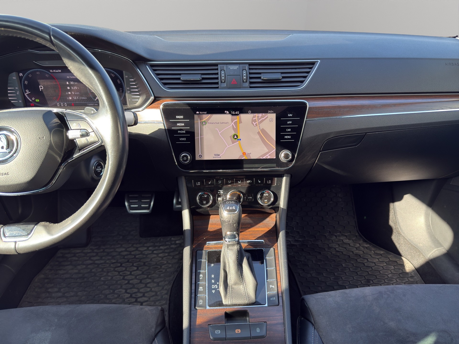 SKODA Superb 2.0 TDi Scout 4x4 DSG-image-19