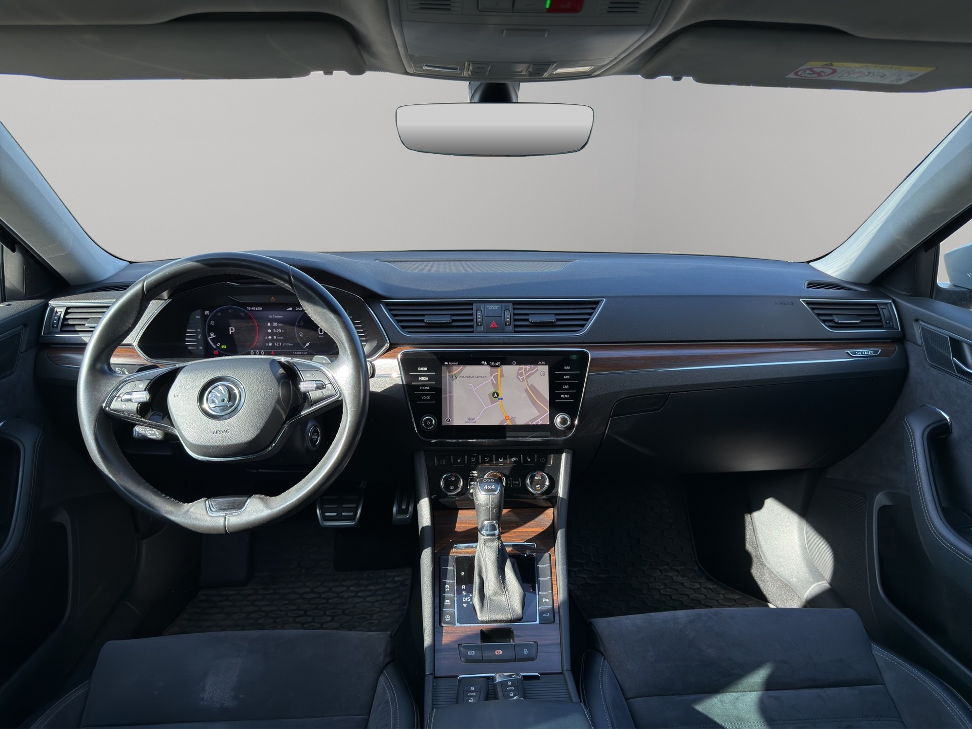 SKODA Superb 2.0 TDi Scout 4x4 DSG-image-18