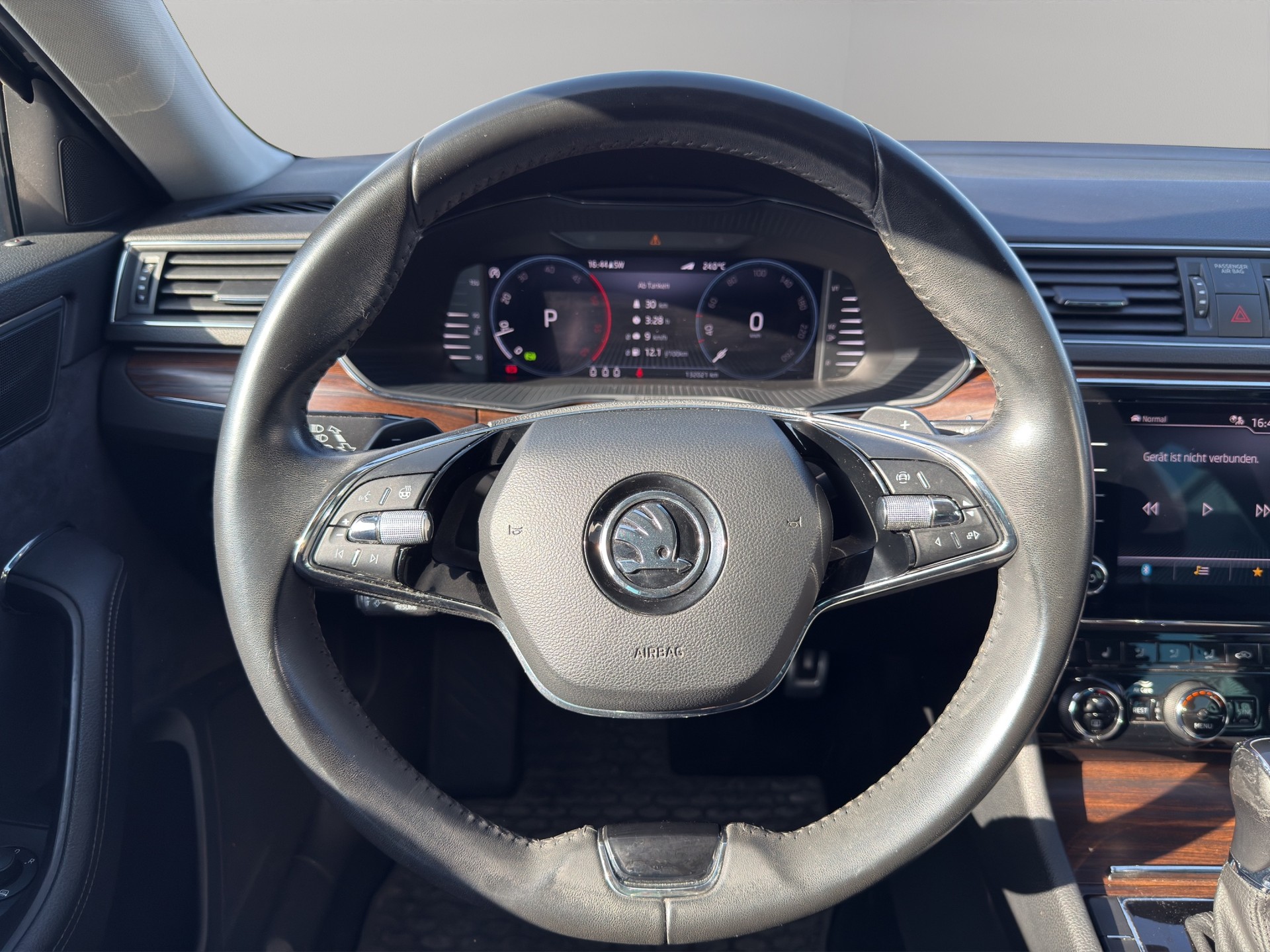 SKODA Superb 2.0 TDi Scout 4x4 DSG-image-16