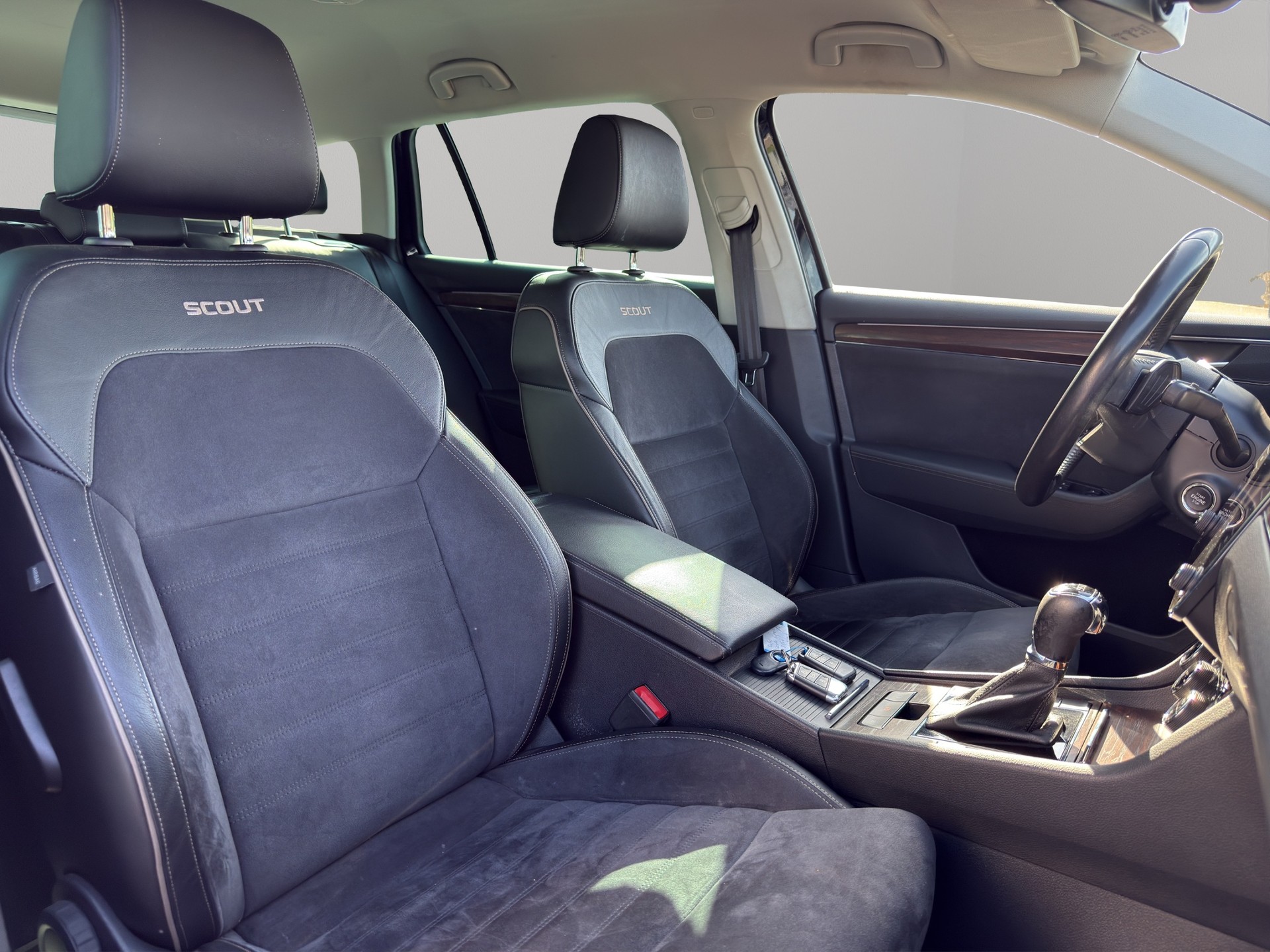 SKODA Superb 2.0 TDi Scout 4x4 DSG-image-21