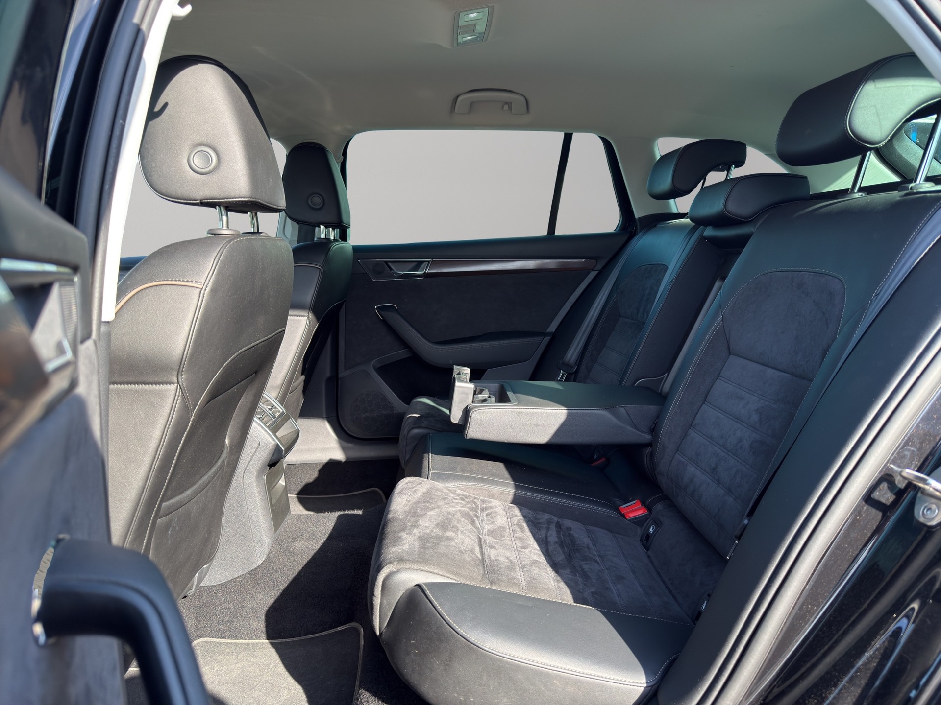 SKODA Superb 2.0 TDi Scout 4x4 DSG-image-17