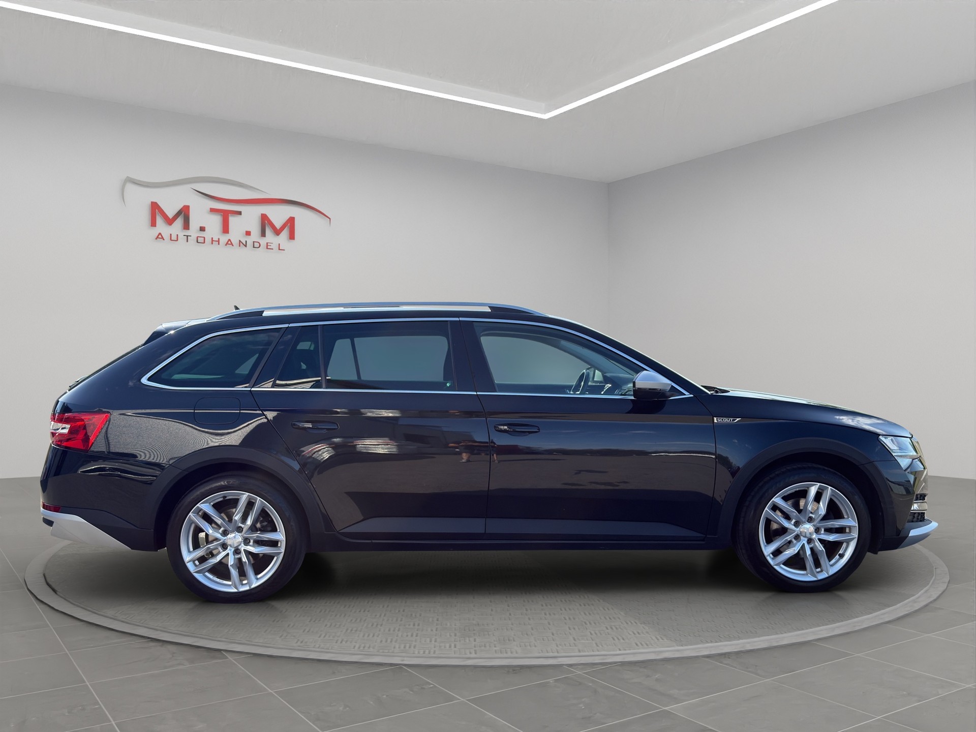 SKODA Superb 2.0 TDi Scout 4x4 DSG-image-13