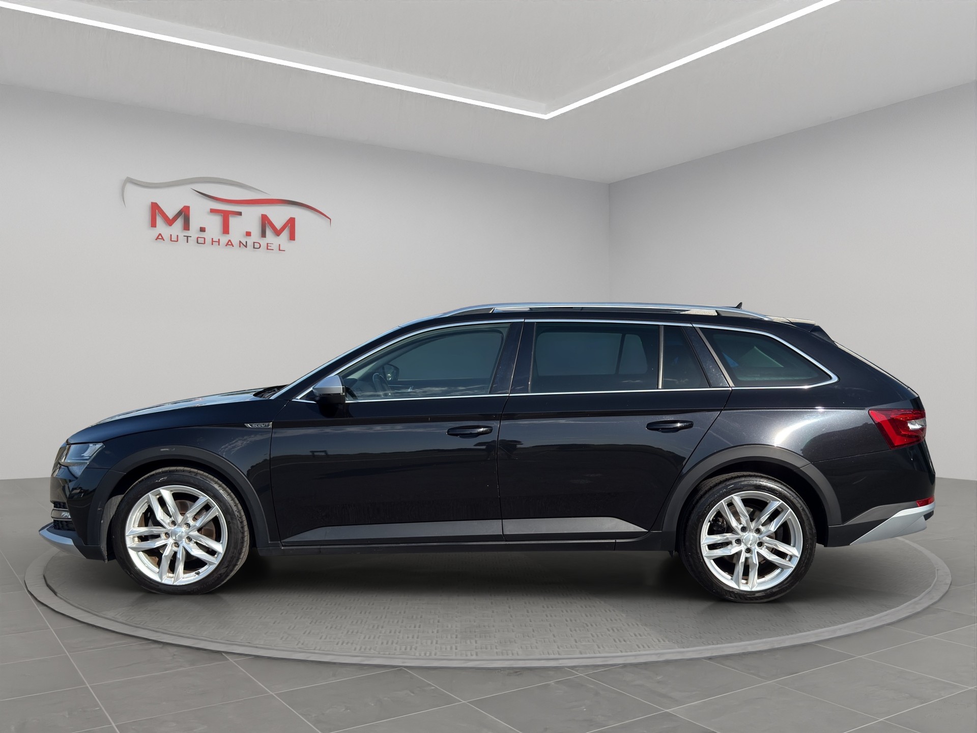 SKODA Superb 2.0 TDi Scout 4x4 DSG-image-7