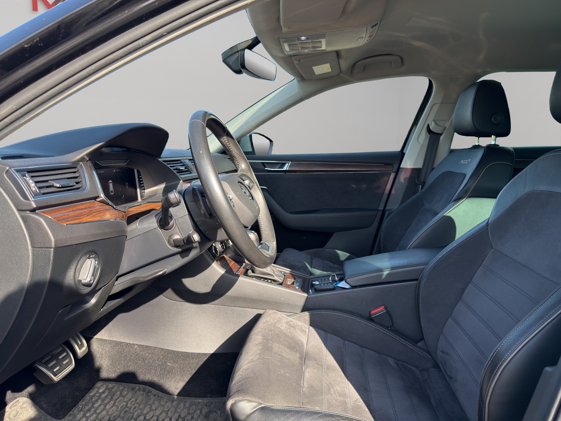 SKODA Superb 2.0 TDi Scout 4x4 DSG-image-14