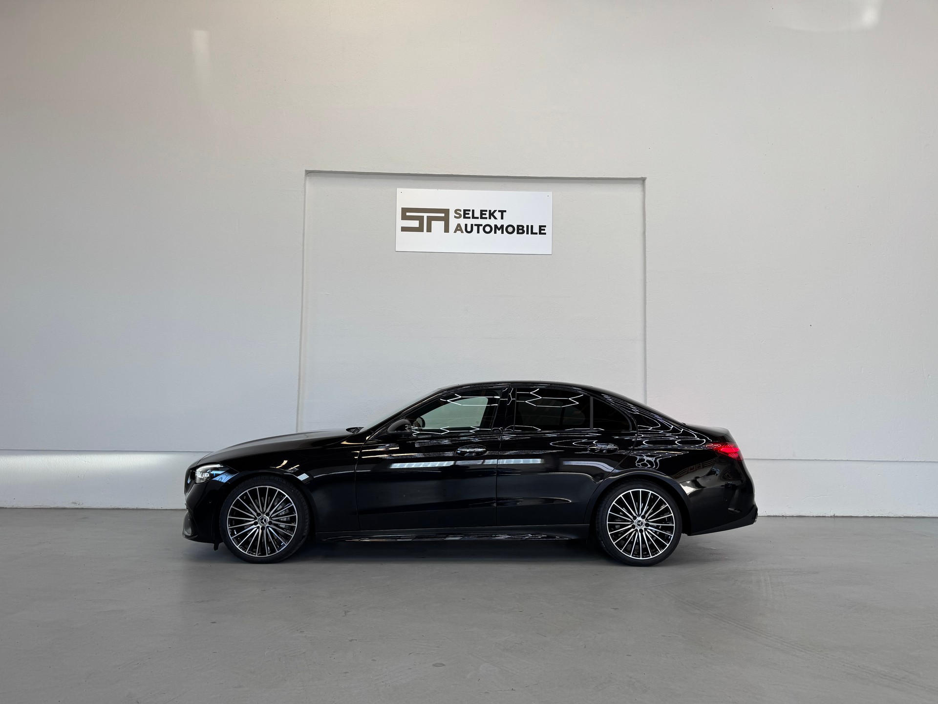 MERCEDES-BENZ C 300 d 4Matic AMG Line-showroom-element-3