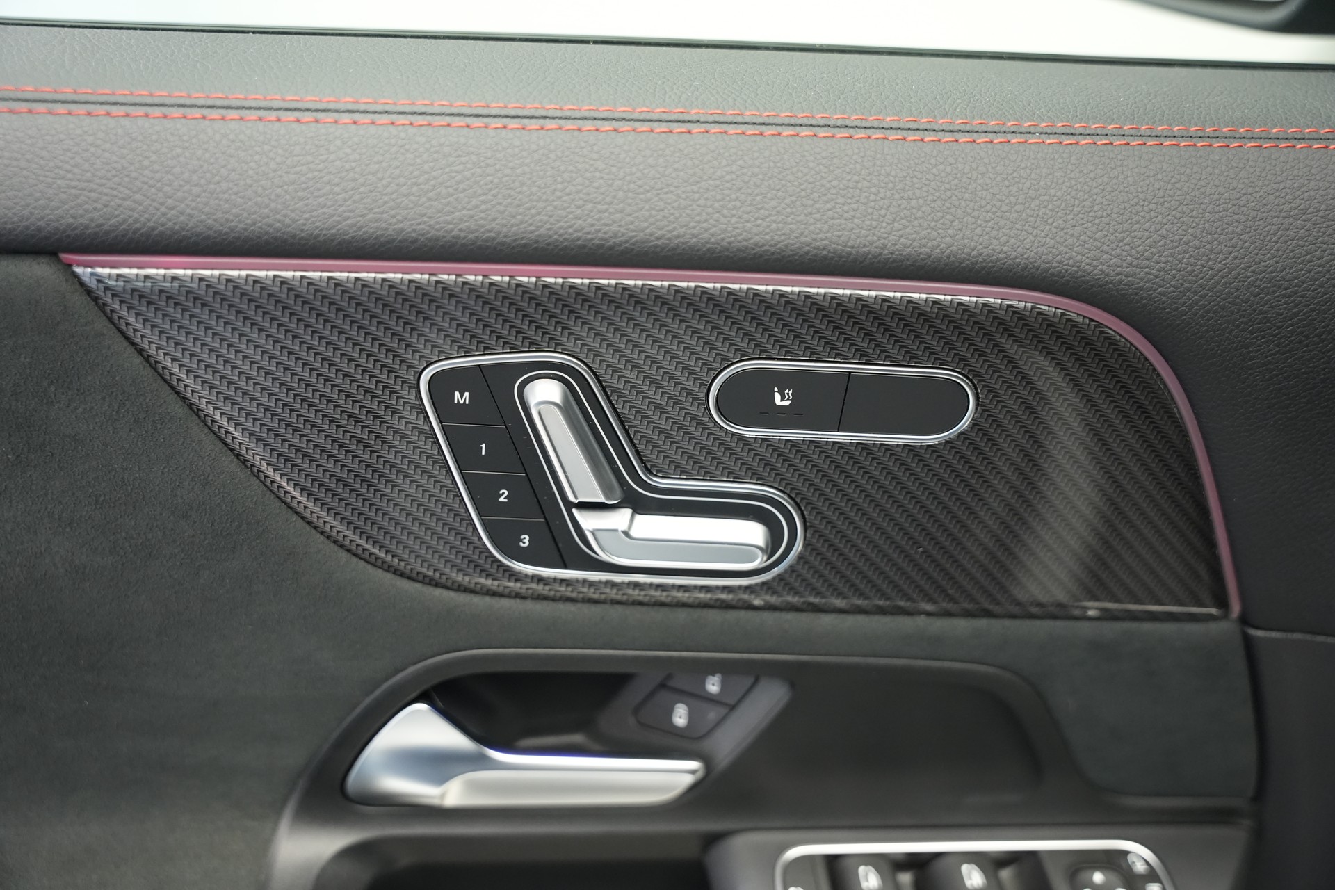 MERCEDES-BENZ GLA 220d 4Matic AMG Line 8G-DCT *CH-Fahrzeug*-image-17
