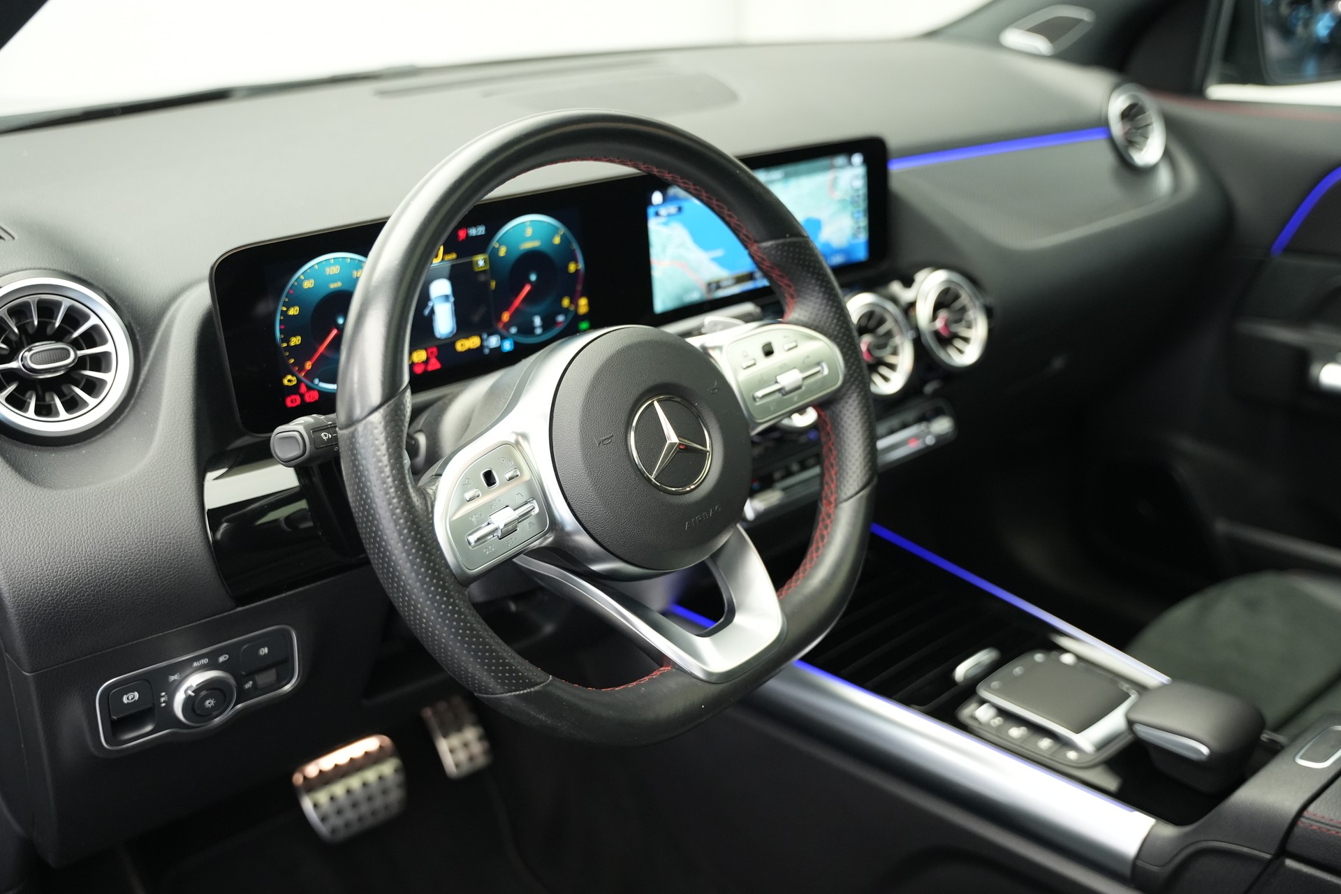 MERCEDES-BENZ GLA 220d 4Matic AMG Line 8G-DCT *CH-Fahrzeug*-image-19