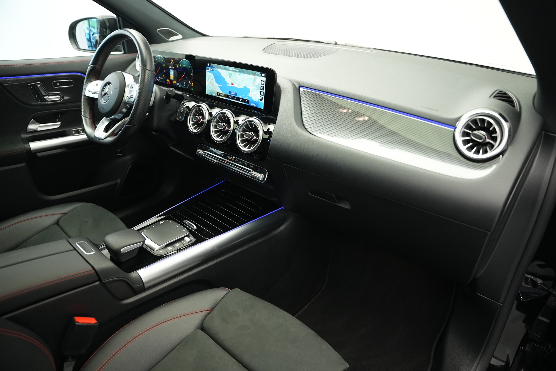 MERCEDES-BENZ GLA 220d 4Matic AMG Line 8G-DCT *CH-Fahrzeug*-image-11