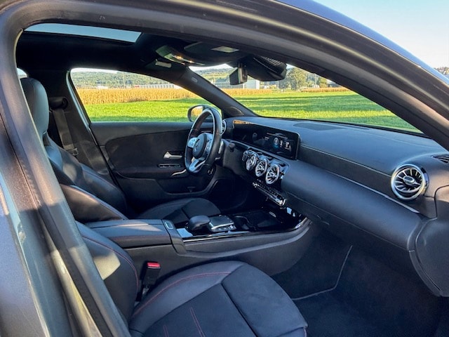 MERCEDES-BENZ A 250 e AMG Line-image-5