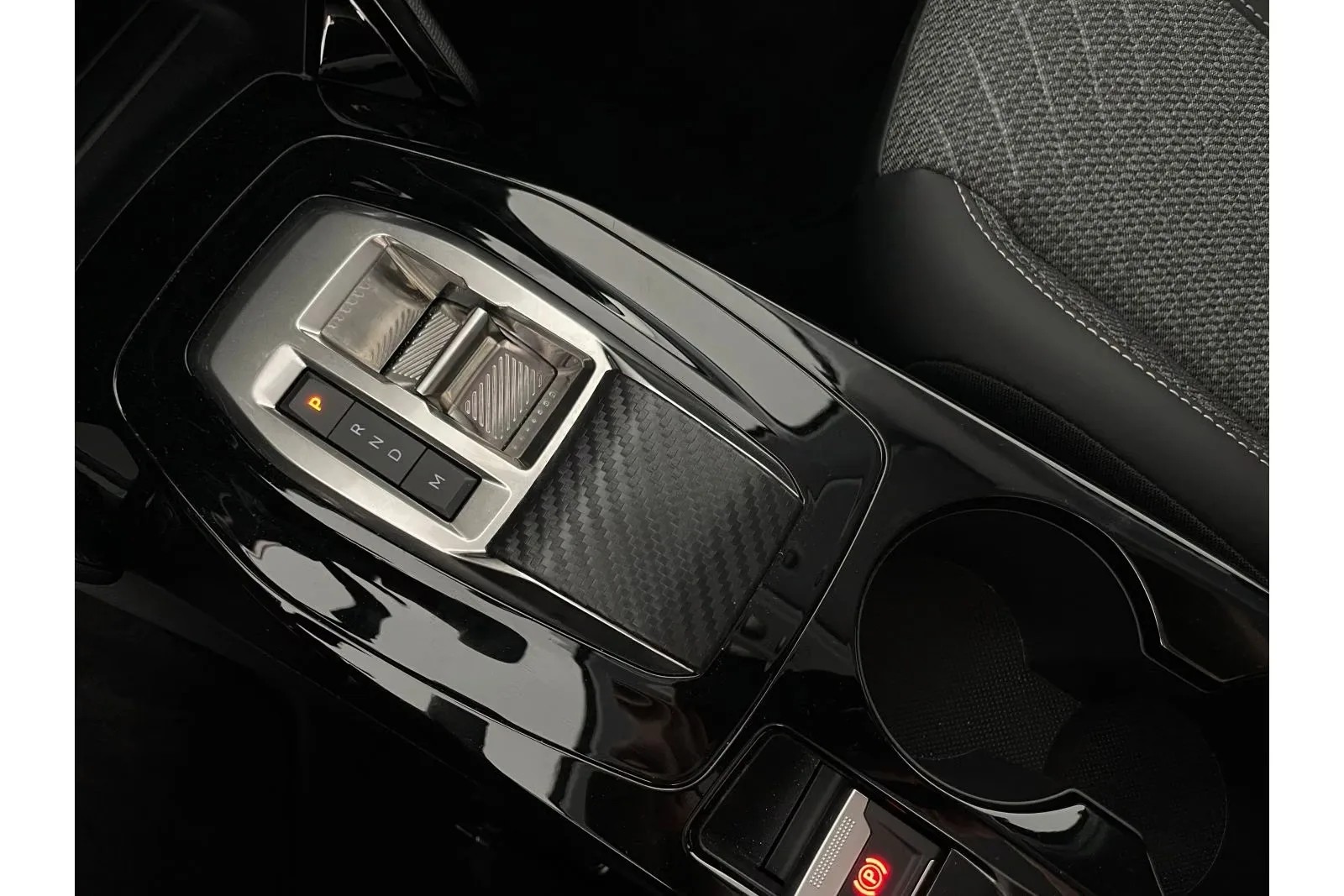 PEUGEOT 208 1.2 Hybrid Allure-image-18