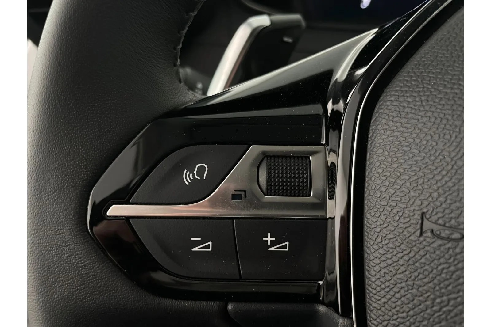 PEUGEOT 208 1.2 Hybrid Allure-image-15